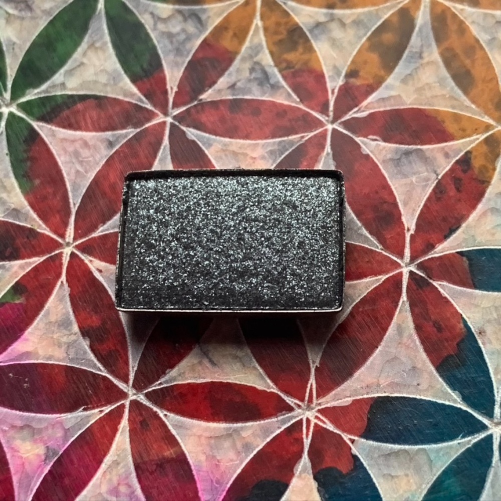 Mary Kay Mineral Eye Shadow- Brilliant Black shine